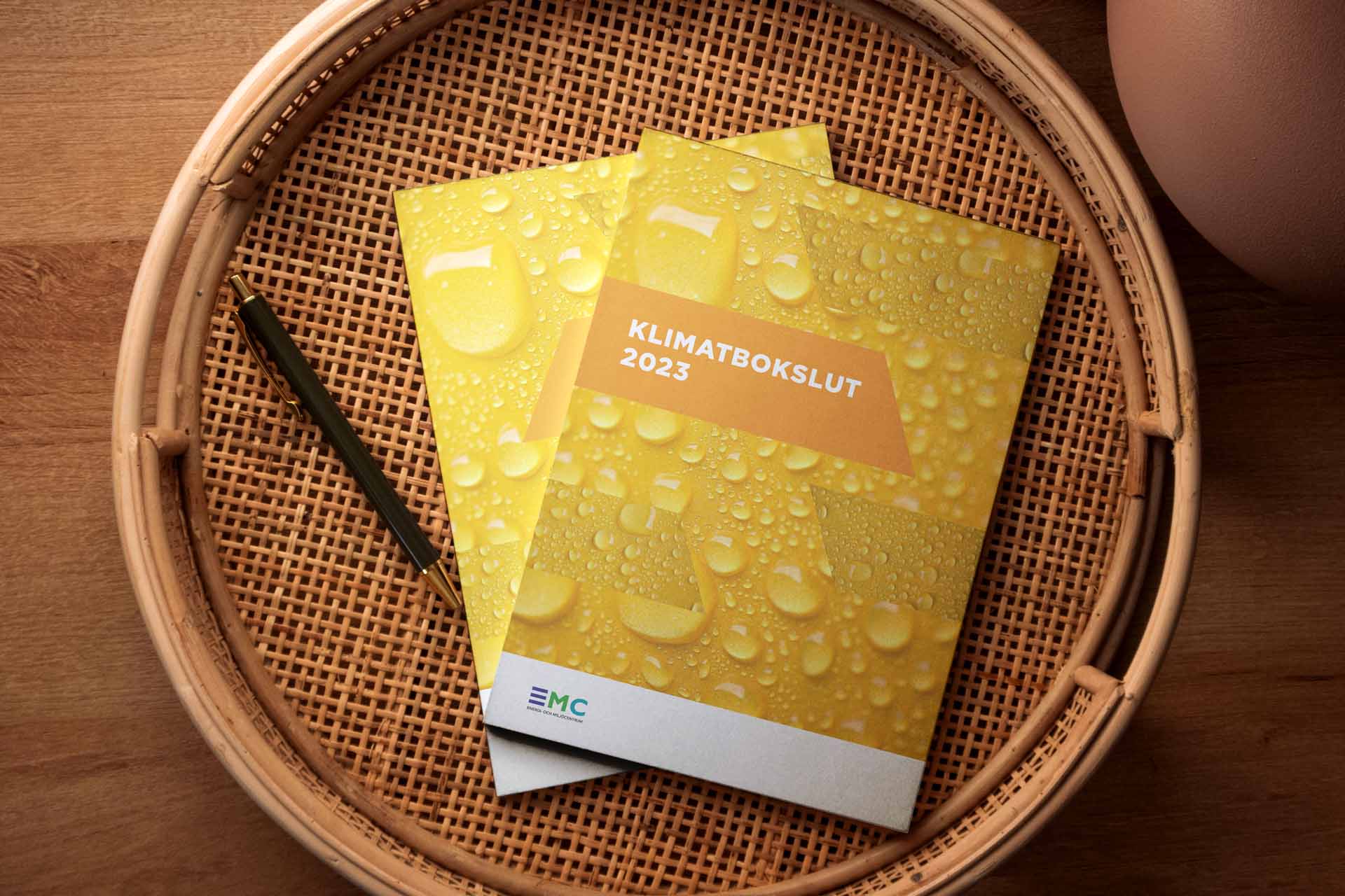 klimatbokslutet ligger på ett soffbord