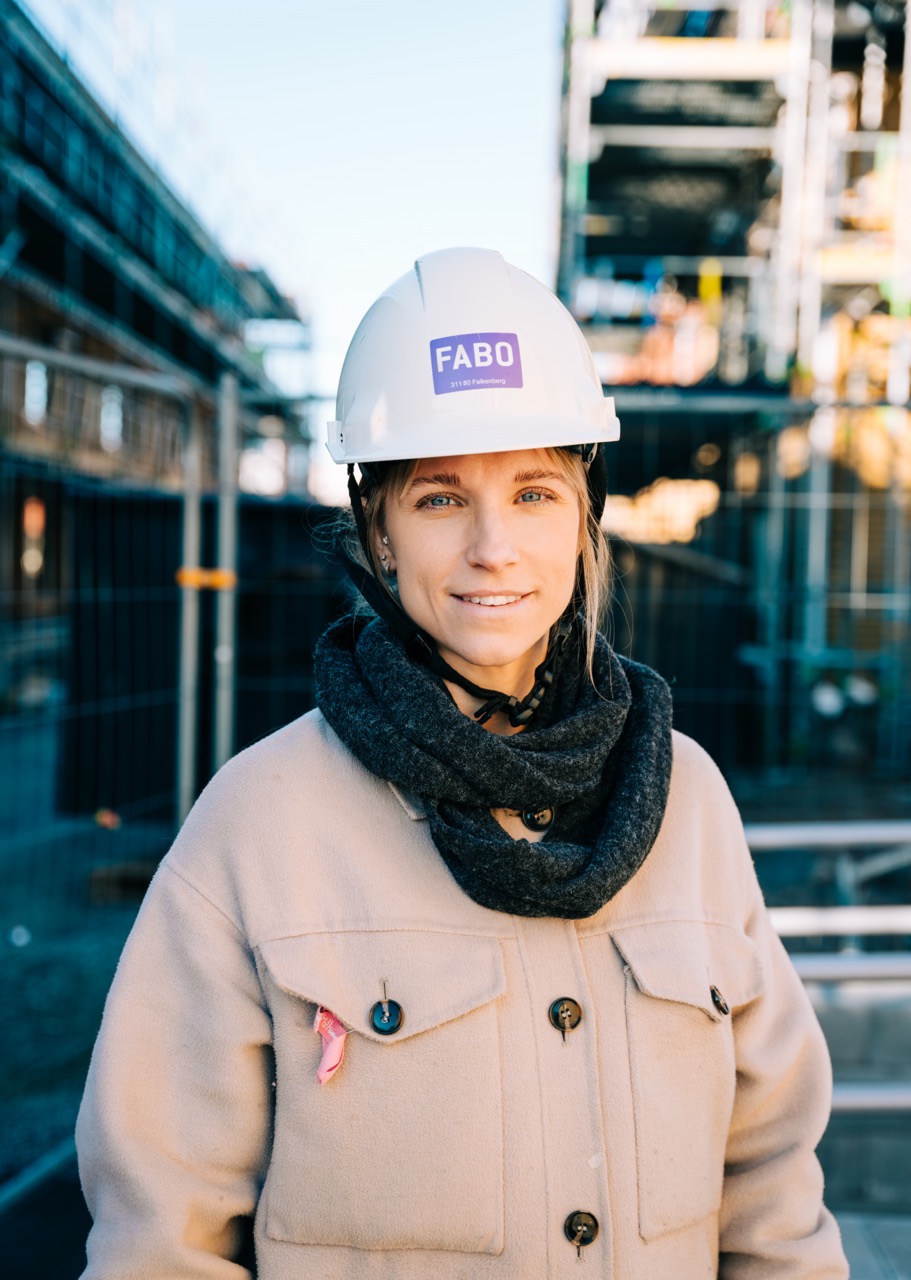 Fabo-anställd med skyddshjälm inspekterar byggarbetsplats