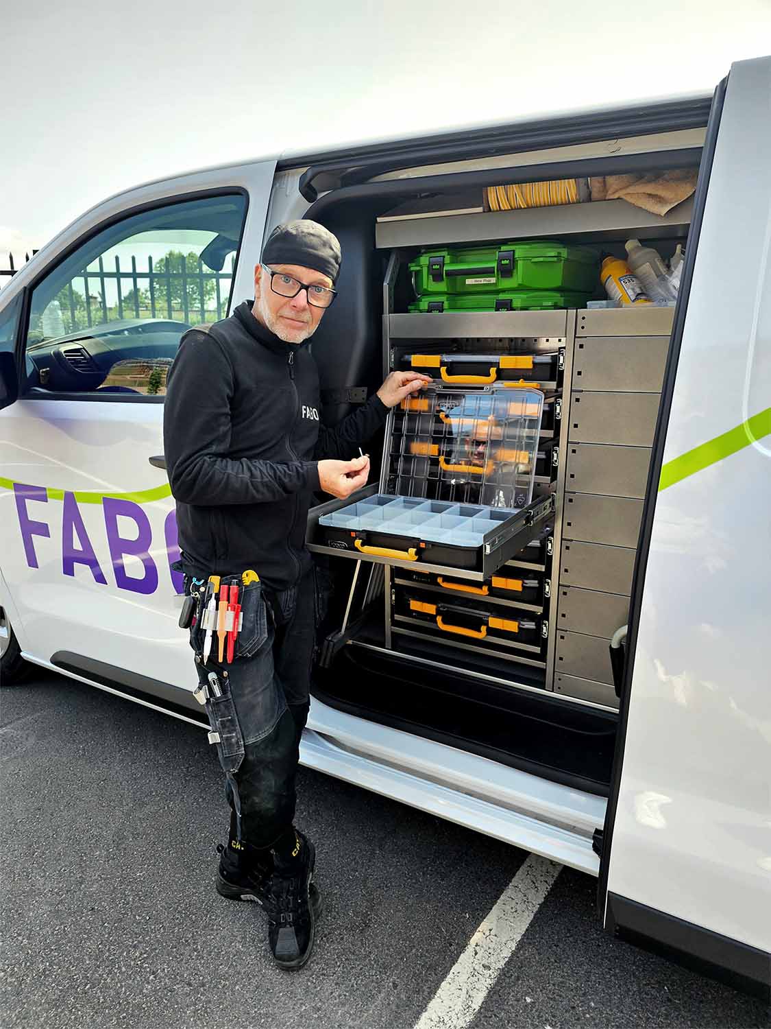 En Fabo-anställd servicetekniker kollar sina skruvar