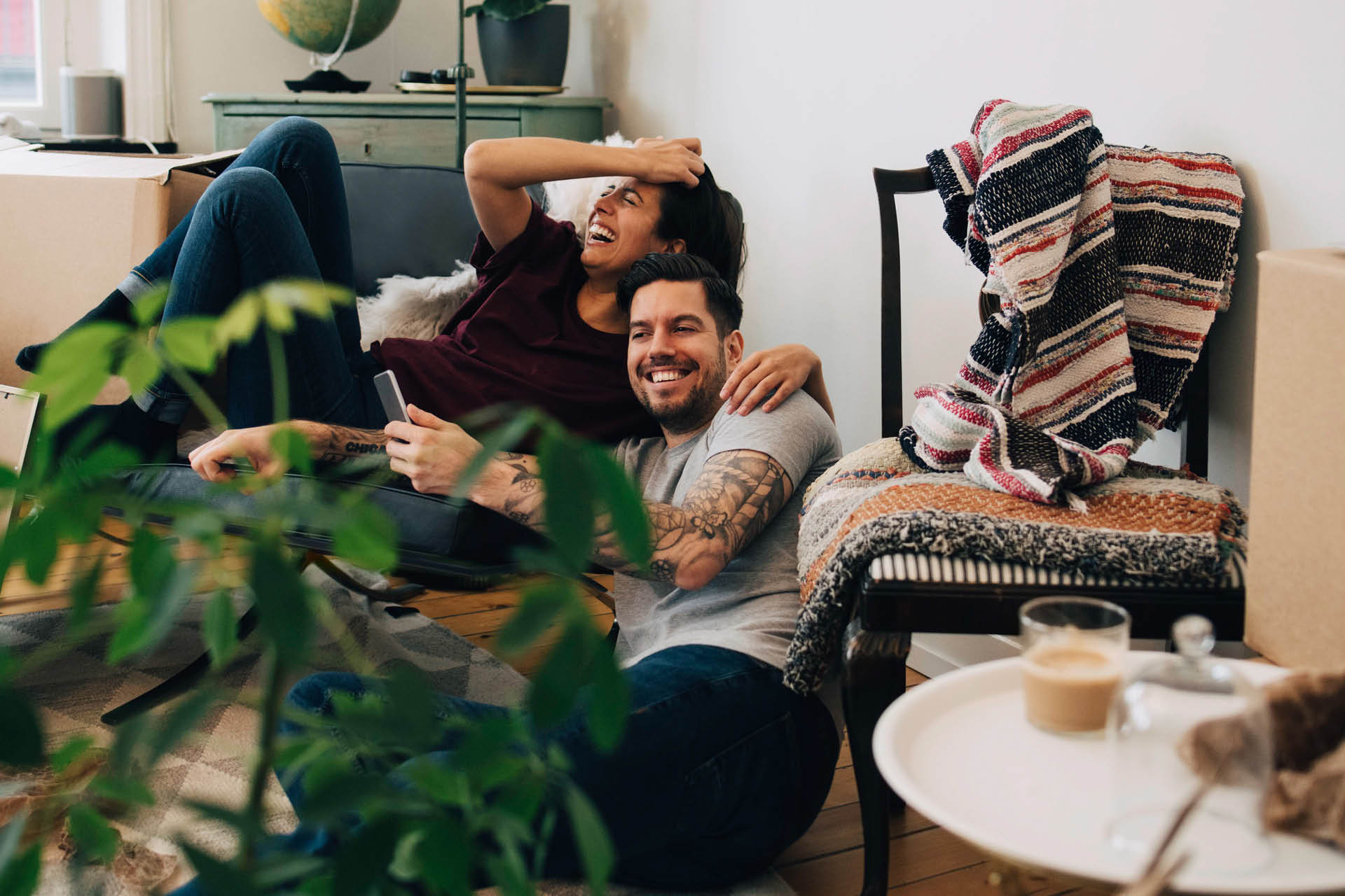 ett par skrattar och ligger på golvet