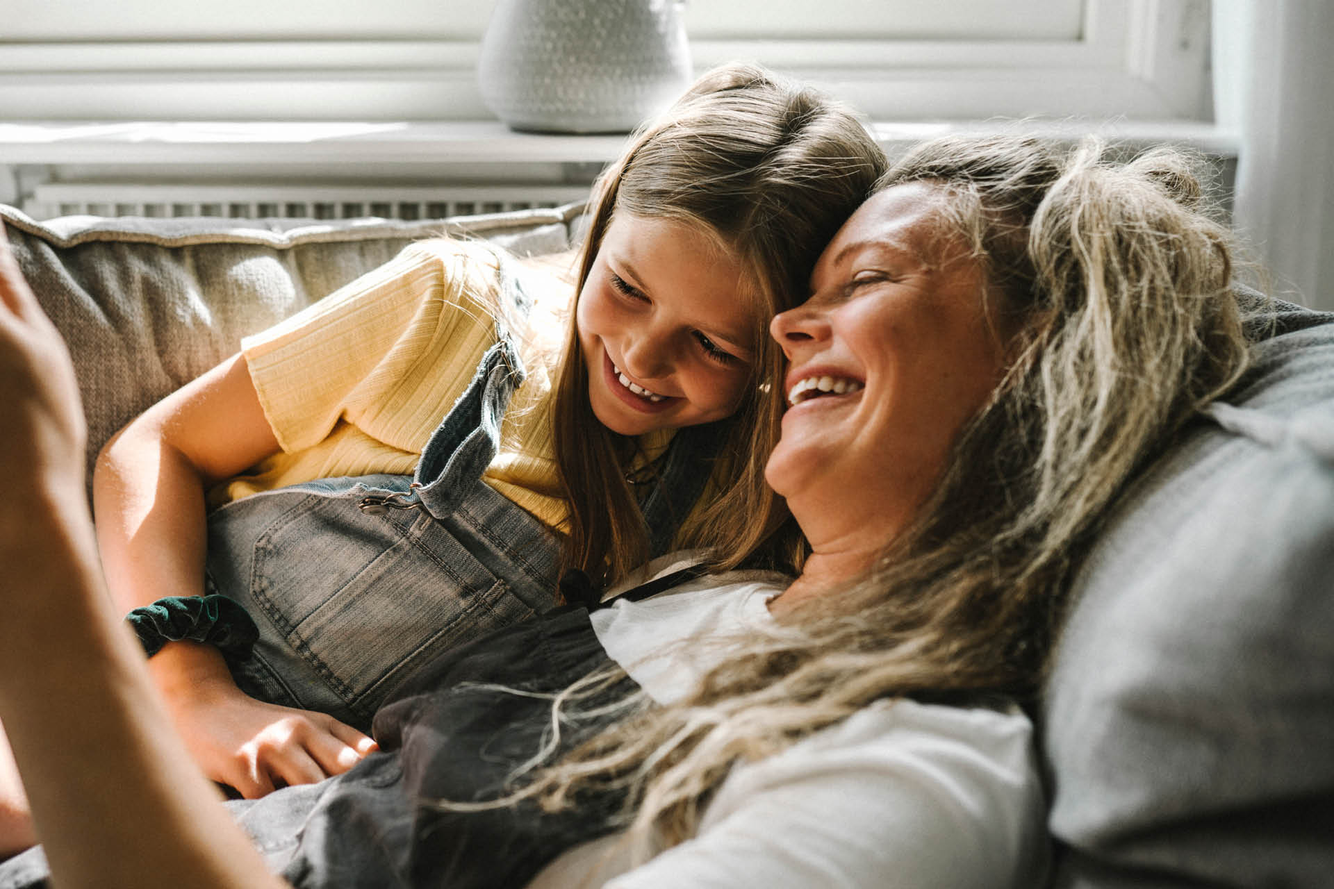 en mamma och dotter ler