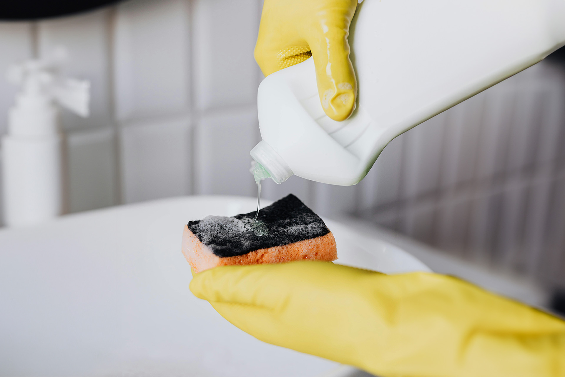 en tvättsvamp och tvättmedel