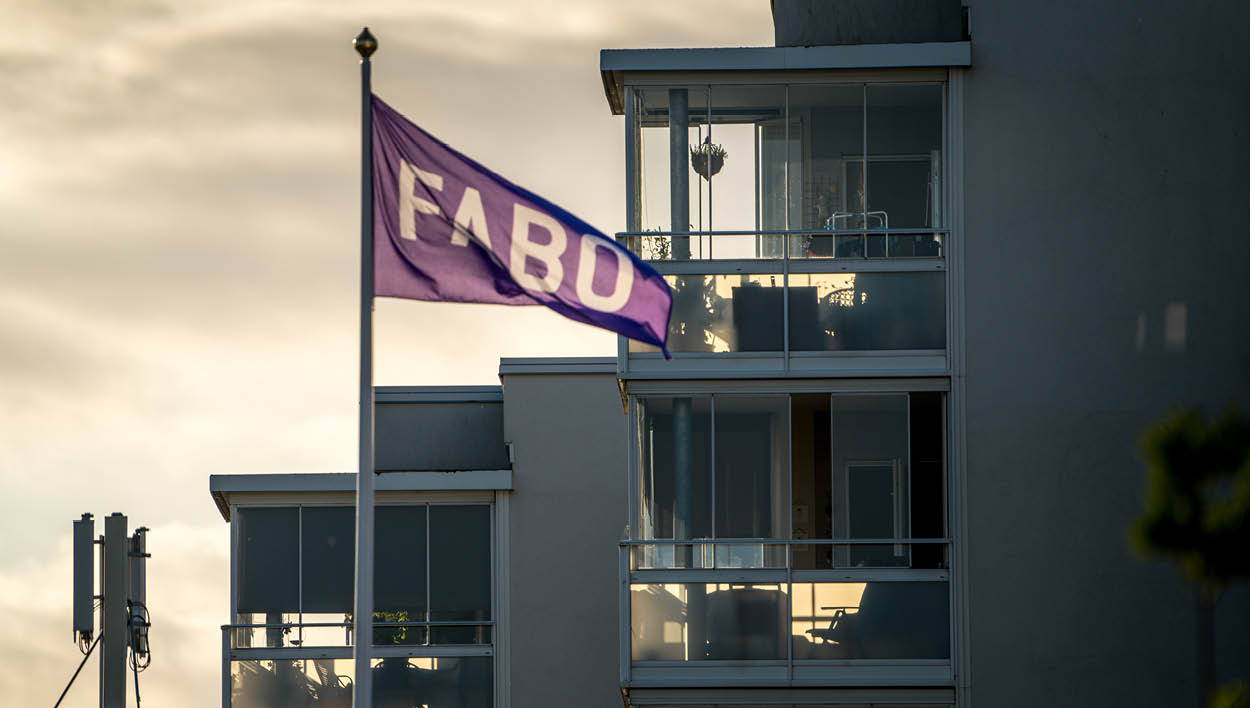 en fabo-flagga vid ett bostadsområde