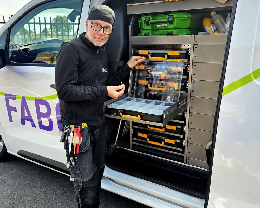 En Fabo-anställd servicetekniker kollar sina skruvar