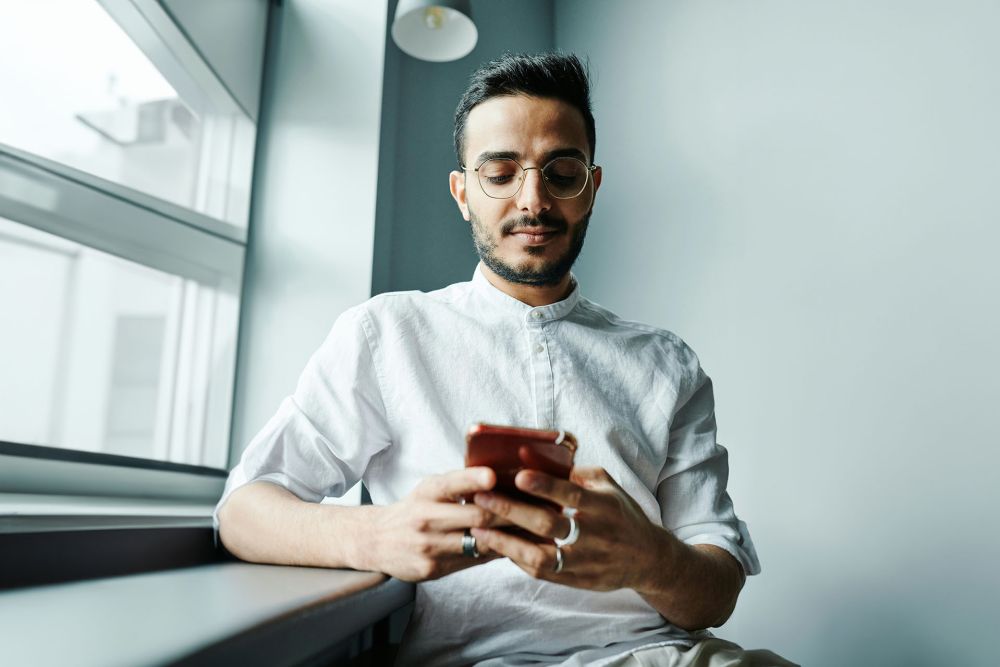 en kille kollar sin telefon