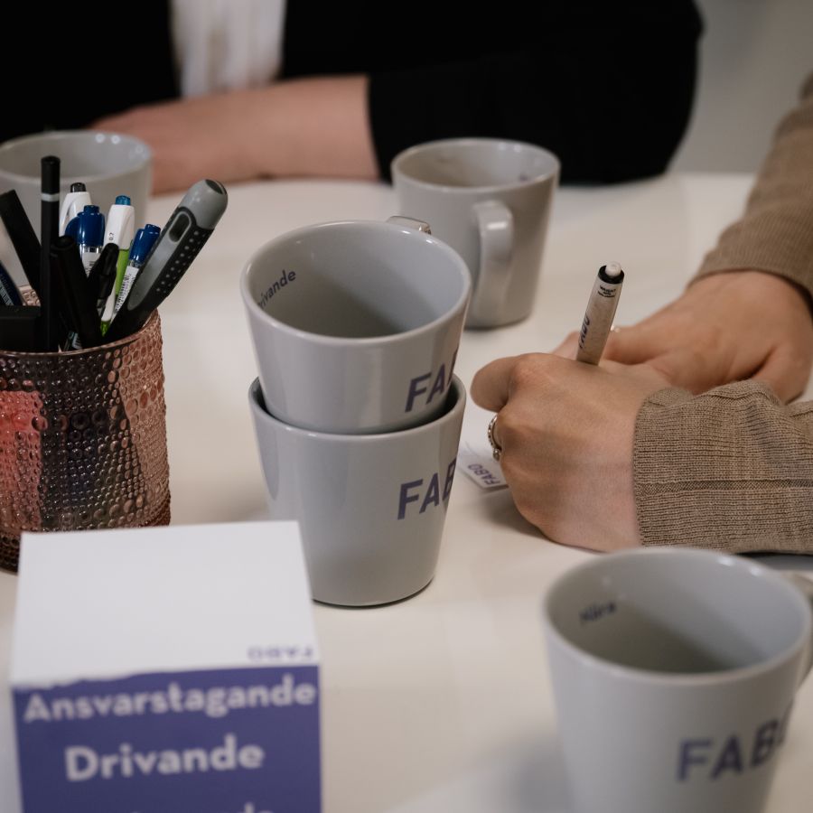 Ett bord med muggar, papper, block