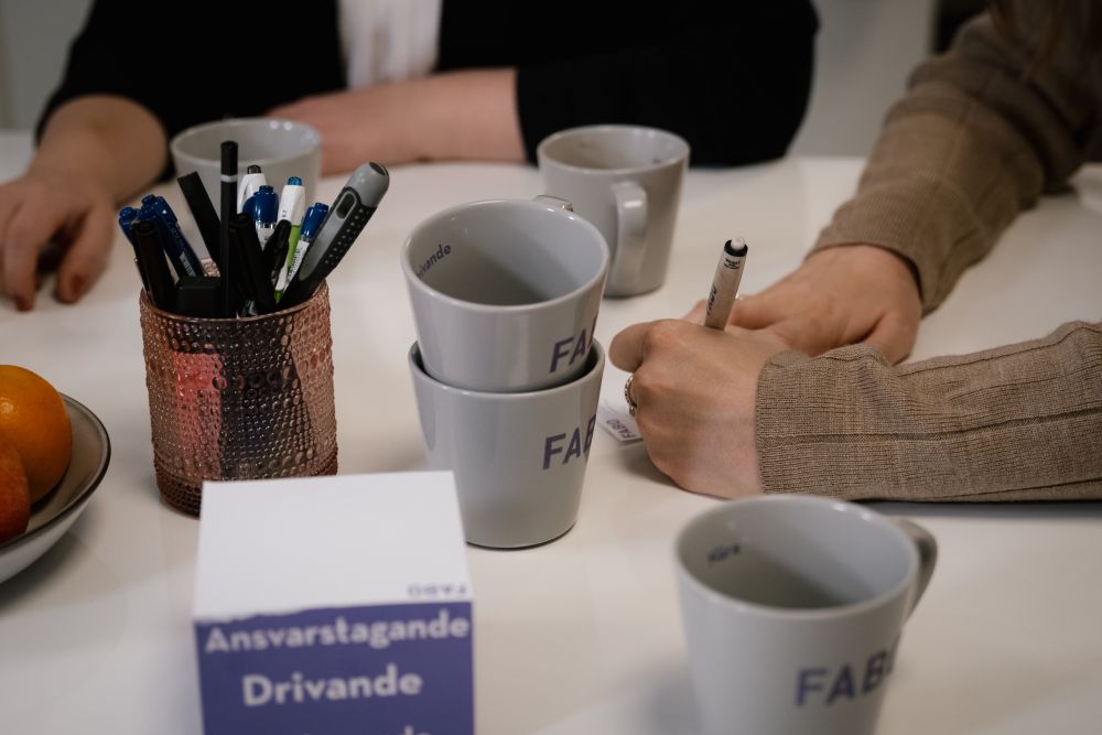 Ett bord med muggar, papper, block