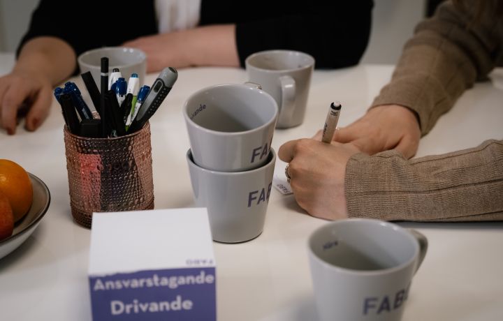 Ett bord med muggar, papper, block