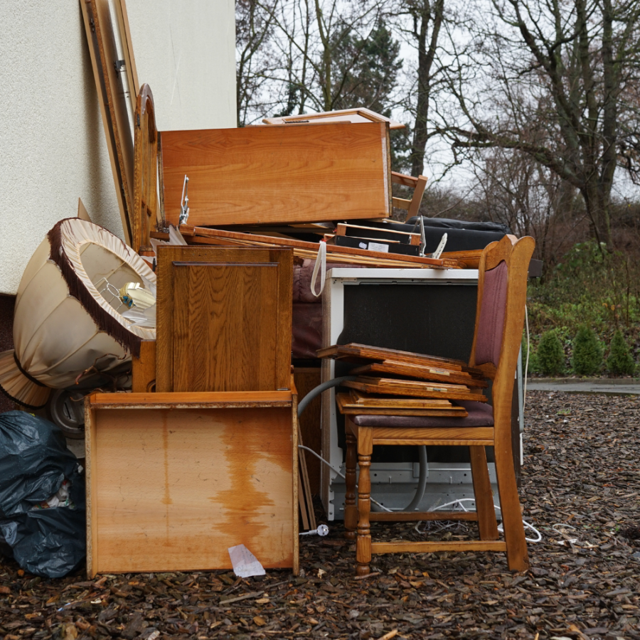 söndriga möbler vid en husfasad
