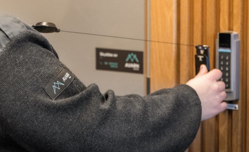 Väktare låser upp dörr