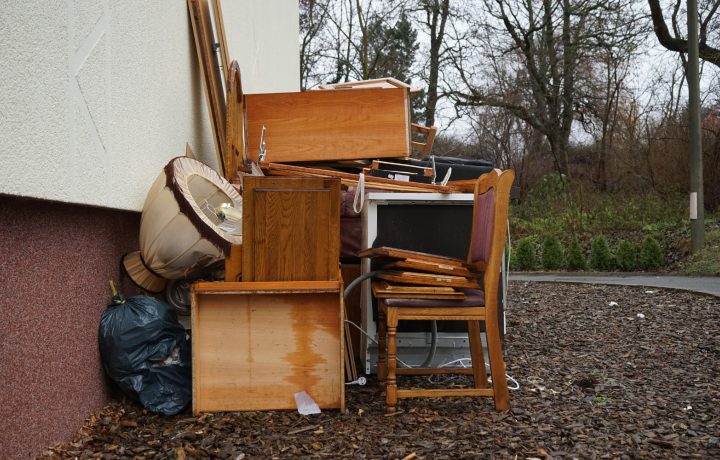 söndriga möbler vid en husfasad