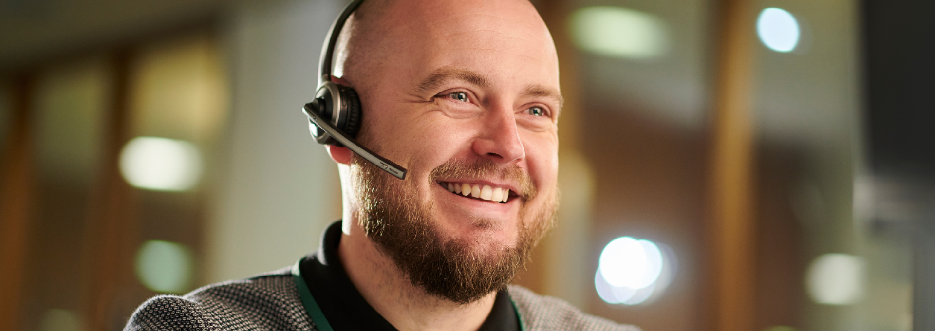 Glad man med headset, redo svara i telefon
