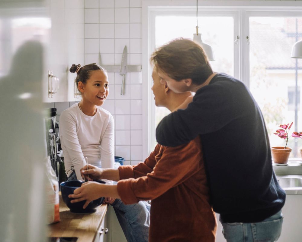 en familj lagar mat i ett kök